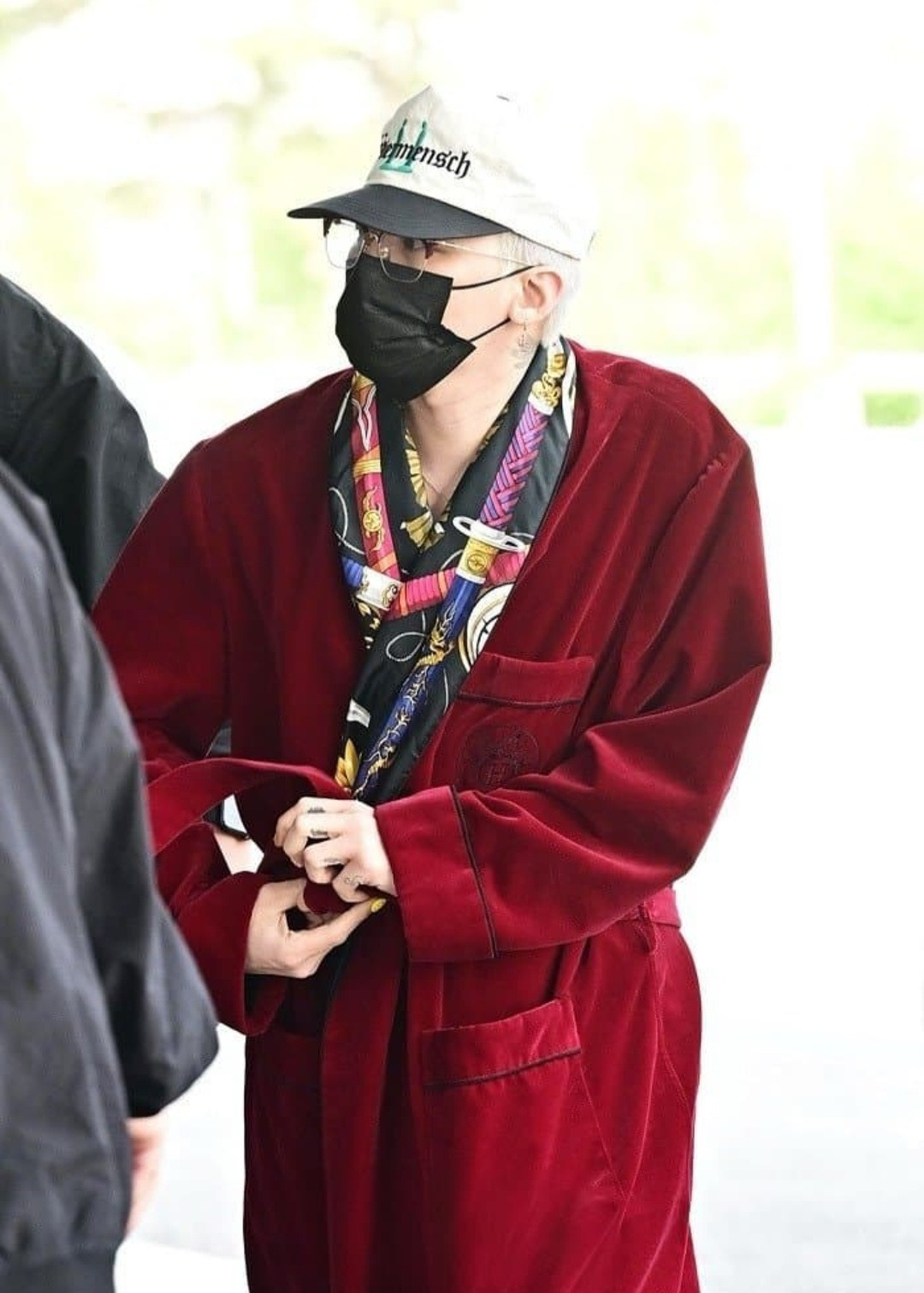오늘 로브가운 입고 출국하는 지드래곤(+추가중) | 인스티즈