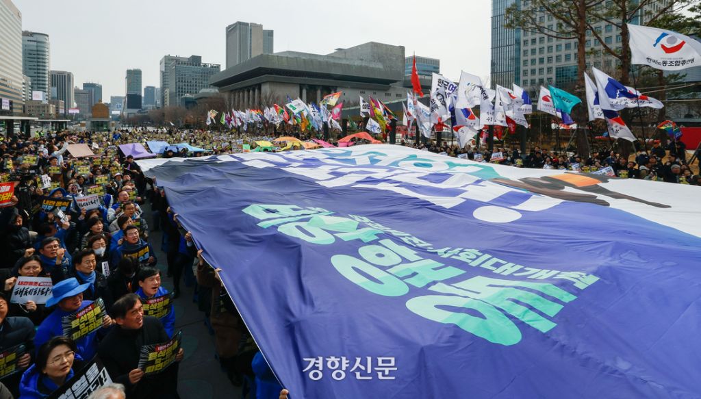 링거 맞고, 잠 쪼개고, 코피 쏟고…광장 최전선의 사람들 | 인스티즈