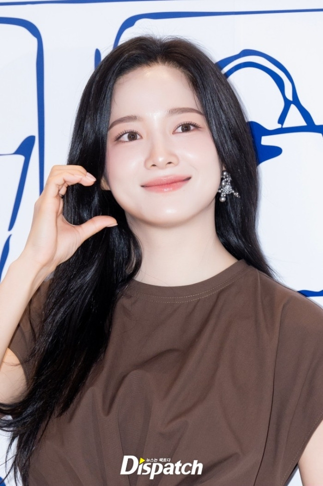 오늘자 롱샴 팝업 오픈 기념 포토월 배우 김세정, 이준영, 조이현.jpg | 인스티즈