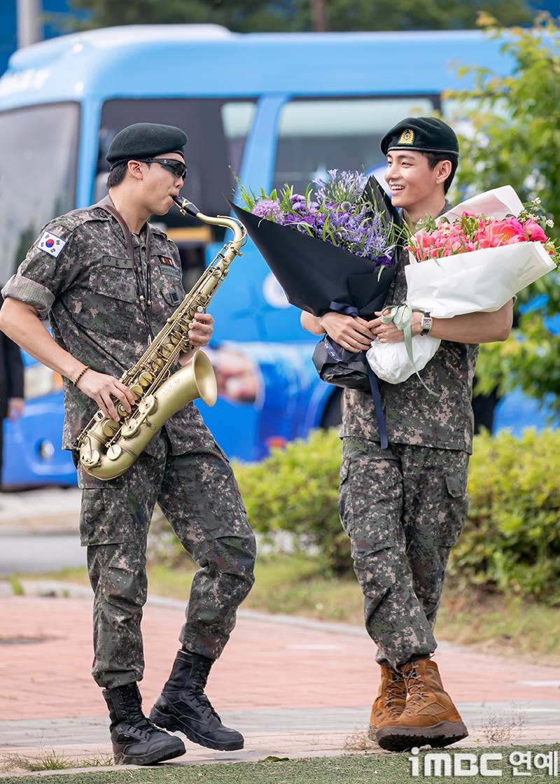 오늘자 셀프 색서폰 불며 전역한 연예인