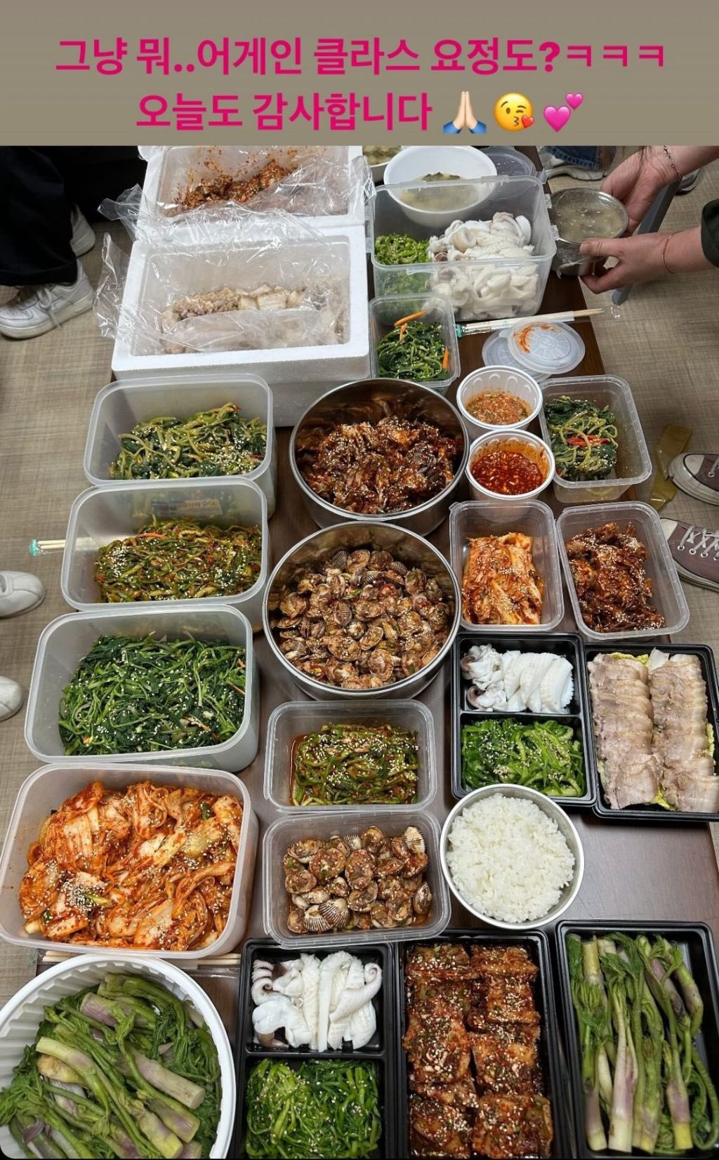 미쳤다 두릅이랑 꼬막 큰것봐 수육 ㅠㅠㅠ 햇반 하나 들고 옆에서 먹고싶어 ㅠㅠㅠ.x | 인스티즈