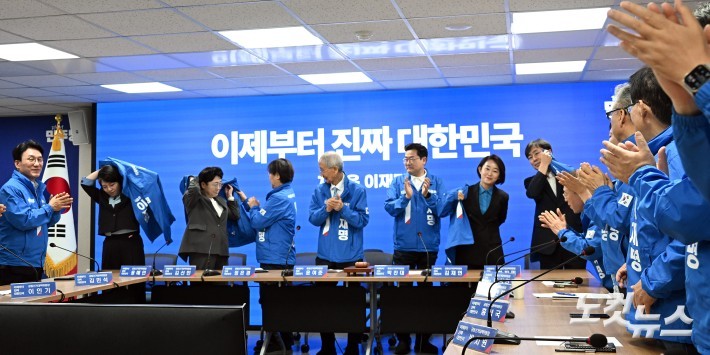 민주당 선거운동복으로 갈아입는 야당 대표들