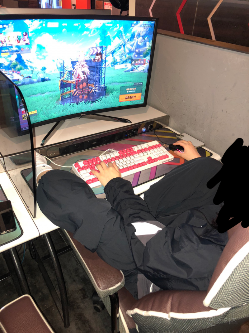 내 친구 게임 진짜 특이한 자세로 해ㅋㅋㅋ