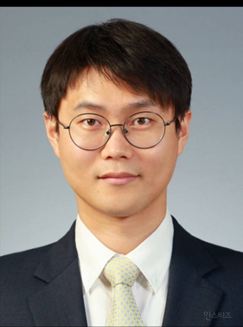 영부인 꼬집은 기자 얼굴 공개 | 인스티즈