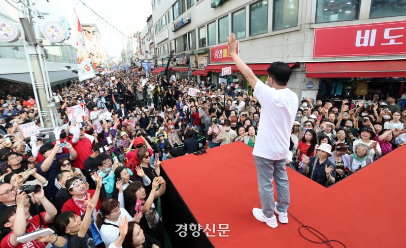 민주당 "댓글공작 리박스쿨 대표, 김문수 후보와 친분 있다고 말해···관계 밝혀야”