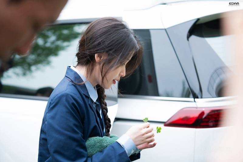 만날 때 마다 𝙅𝙊𝙉𝙉𝘼 반응 터지는 차은우x아이유 조합. gif | 인스티즈