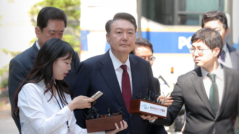 고개 숙인 전직 대통령과 다른 길반성·사과 안 한 尹