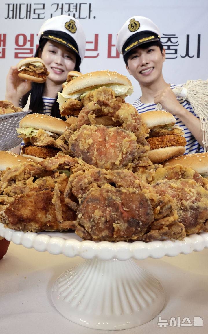 껍질째 튀긴 게 한마리가 통째로 들어간 롯데리아 버거 실사 | 인스티즈