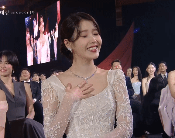 하염없이 아이유만 쳐다보는 폭싹 금명이 아역 배우.twt | 인스티즈
