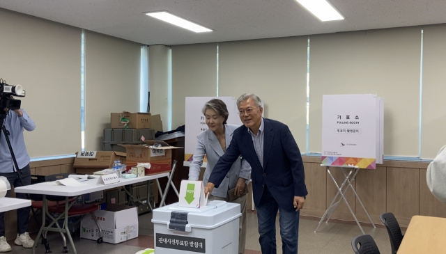 [속보] 문 전 대통령 부부 사전 투표 "엄중히 책임 물어야”