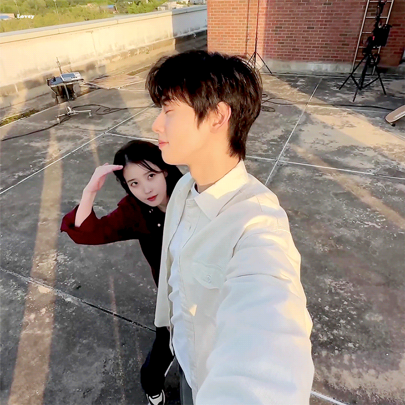 만날 때 마다 𝙅𝙊𝙉𝙉𝘼 반응 터지는 차은우x아이유 조합. gif | 인스티즈
