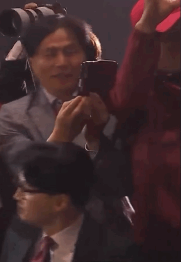 머리 살짝 건드리자 기겁하는 한동훈 ㅋㅋㅋㅋ.gif