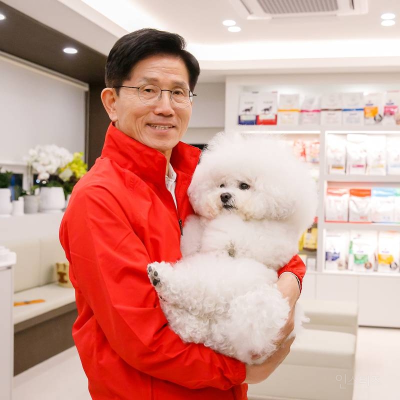 김문수 후보는 강아지를 왜 저렇게안지?