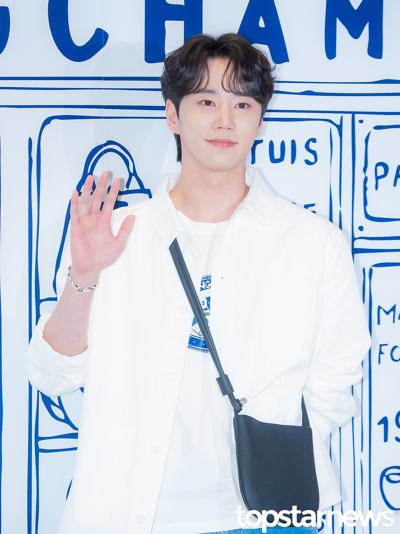오늘자 롱샴 팝업 오픈 기념 포토월 배우 김세정, 이준영, 조이현.jpg | 인스티즈