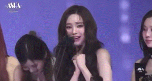 수상소감이 불가능할 정도로 웃는 카리나.JPG