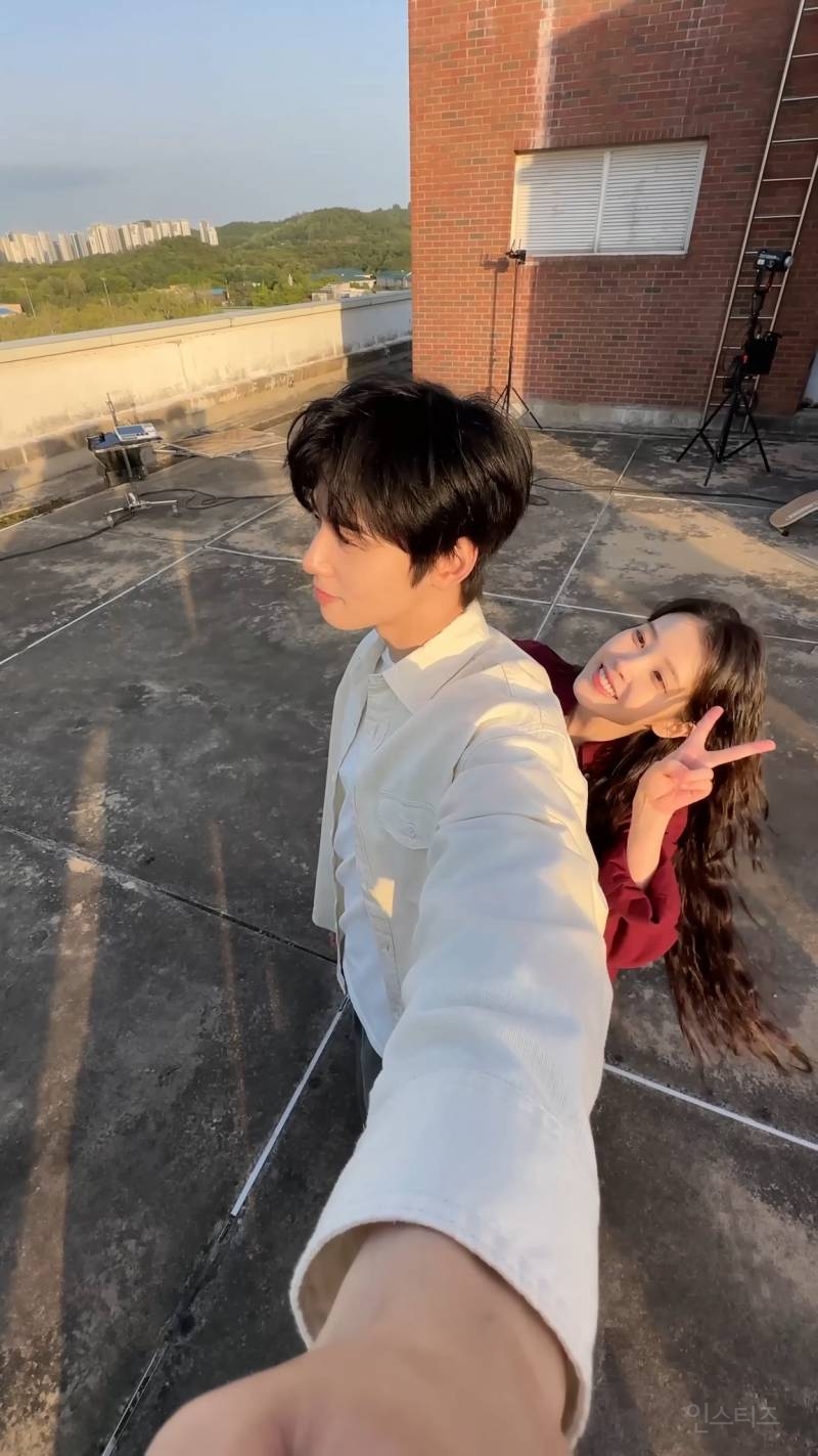 만날 때 마다 𝙅𝙊𝙉𝙉𝘼 반응 터지는 차은우x아이유 조합. gif | 인스티즈