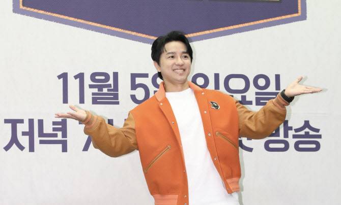 '1타 강사' 조정식, 현직 교사와 문항 거래…검찰 송치