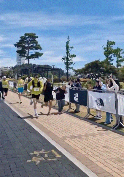 너네 차은우 뛰는 폼 봤냐? ㅋㅋ.gif | 인스티즈