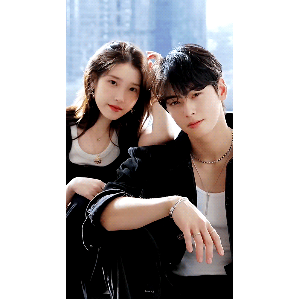 만날 때 마다 𝙅𝙊𝙉𝙉𝘼 반응 터지는 차은우x아이유 조합. gif