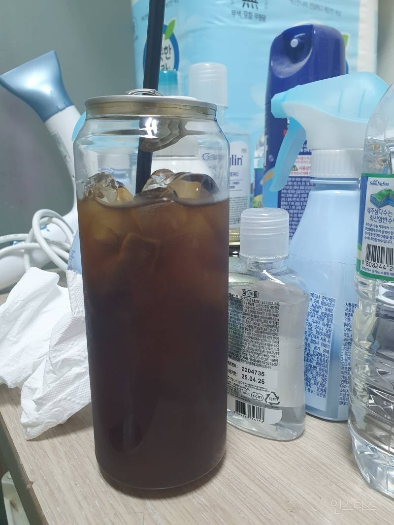 아이스티인지 아메리카노인지 의견이 갈린다는 사진