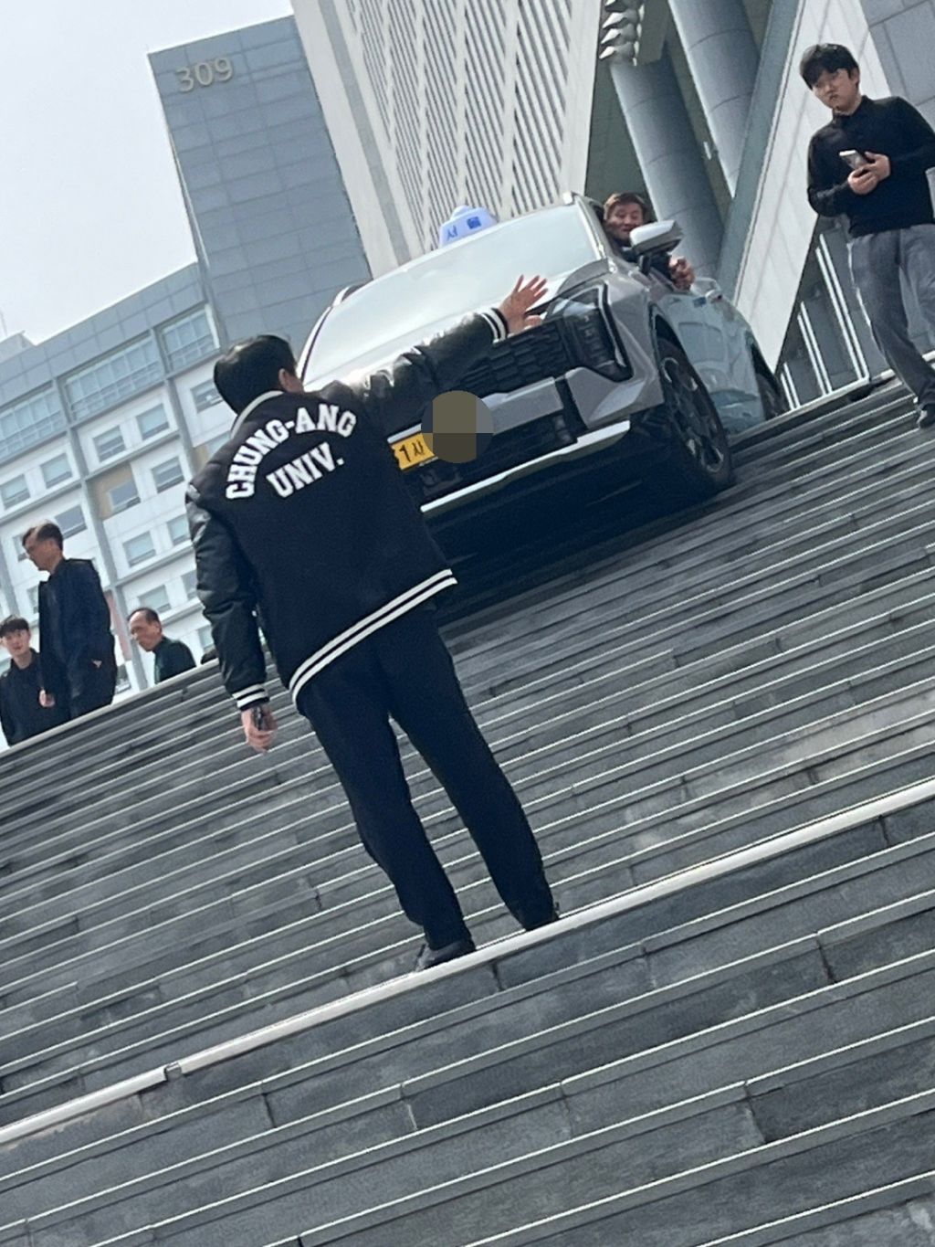 어제자 난리난 중앙대 계단 차 끼임 | 인스티즈