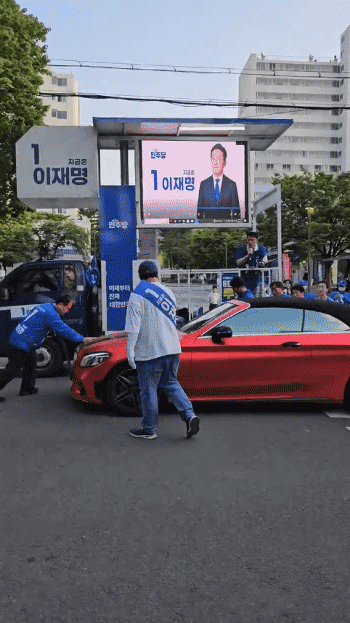 어제자 대구 유세현장 차량 돌진 사건 총정리 .gif