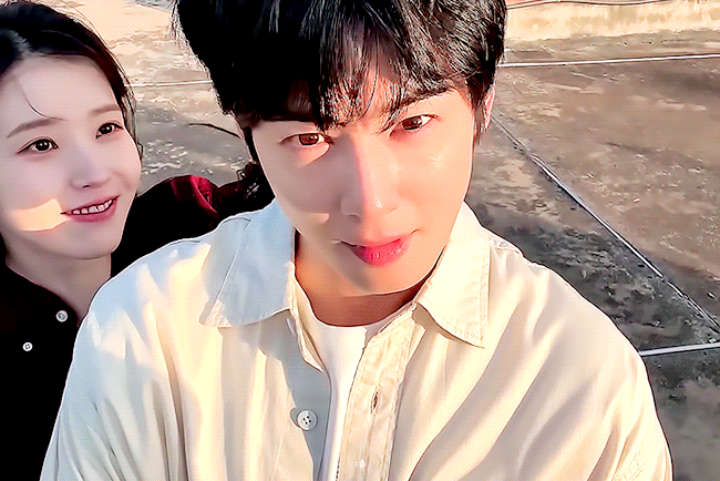 만날 때 마다 𝙅𝙊𝙉𝙉𝘼 반응 터지는 차은우x아이유 조합. gif | 인스티즈