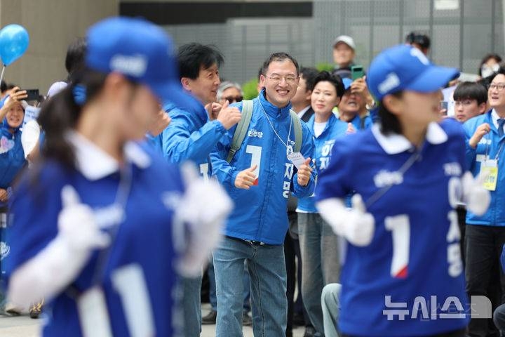 국힘 탈당하고 요즘 직업 만족도 최상이라는 의원 .jpg