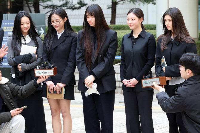 [단독] 뉴진스 Vs 어도어 세기의 대결…거물급 전관 붙었다