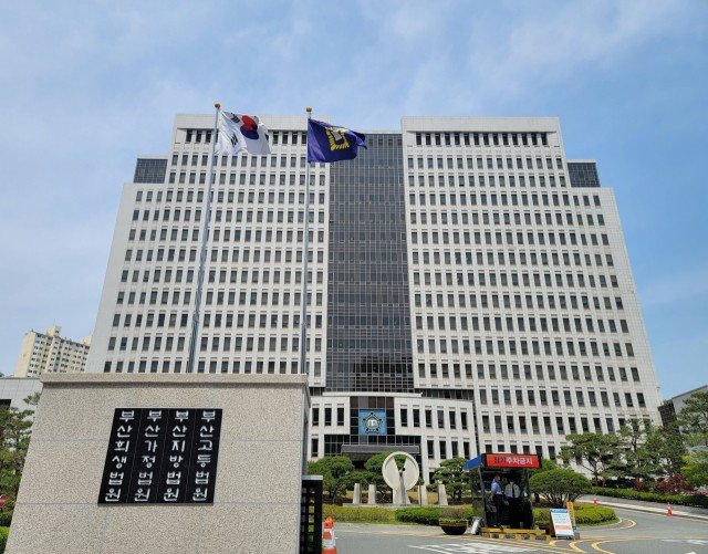 성기 밑에 필로폰 붙여 '태국→부산' 운반… 한국인 30대들 징역 8년