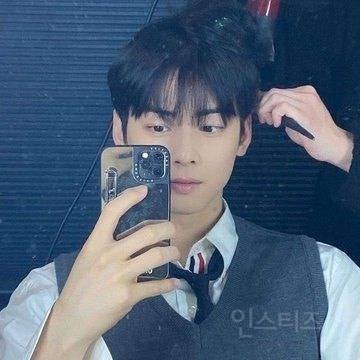 만날 때 마다 𝙅𝙊𝙉𝙉𝘼 반응 터지는 차은우x아이유 조합. gif | 인스티즈