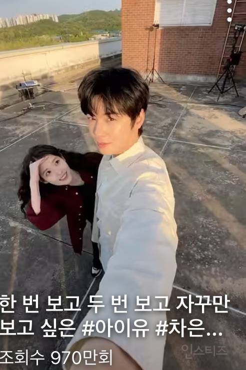만날 때 마다 𝙅𝙊𝙉𝙉𝘼 반응 터지는 차은우x아이유 조합. gif | 인스티즈